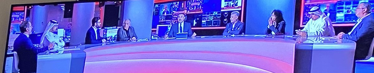 #نقاش_الساعة
اسم البرنامج لا يعبر عنه، وما يعبر عنه هو أحد الأسماء التالية:
الحكيم والحمقى
الخلوق والغوغاء
المثقف والأغبياء
السياسي والسفهاء.

مذيع اليوم كان فاشلاً في إدارة الحوار، ولم يوزع الوقت باقتدار.

القطري، لا تستطيع أن تأخذ منه جملة مفيدة، حتى لو حاولت التركيز إلى الحدود