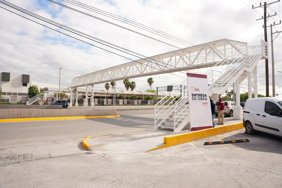 Carmenliliacrv's tweet photo. Estoy muy contenta de entregarles oficialmente el puente peatonal en la Calzada de los Héroes.✅

Este era un compromiso con ustedes, para brindarles una mayor seguridad al salir del trabajo o trasladarse entre un centro comercial y otro.🚶🏽

Ahora cuentan con un espacio seguro, bien iluminado y listo para que lo usen. 🙏🏻
#JuntosLoHacemosPosible✨