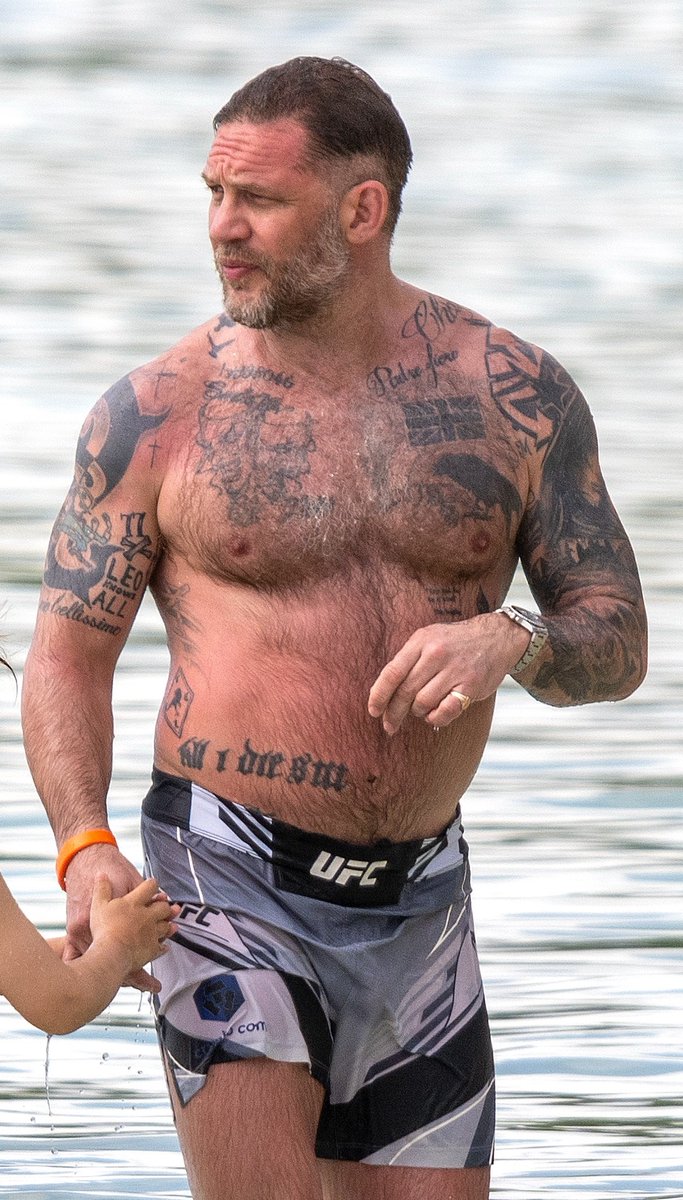 tomhardybrasil's tweet photo. Tom Hardy shirtless enjoying a beach day in Western Barbados https://t.co/2zzncFjQSK