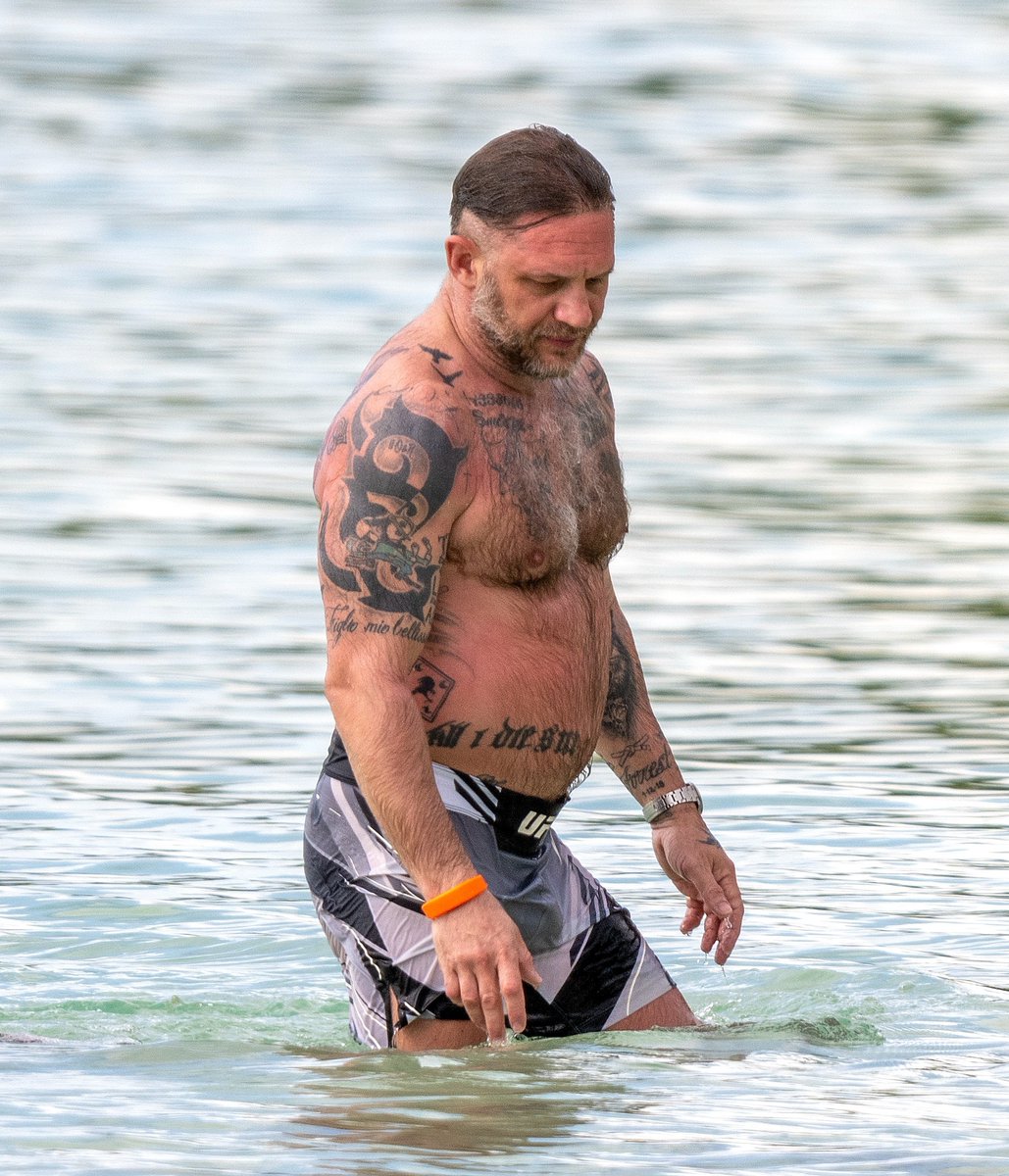 tomhardybrasil's tweet photo. Tom Hardy shirtless enjoying a beach day in Western Barbados https://t.co/2zzncFjQSK