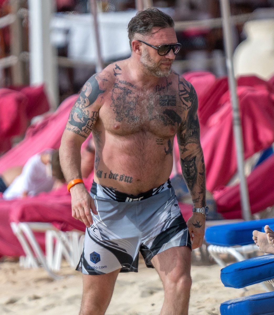 tomhardybrasil's tweet photo. Tom Hardy shirtless enjoying a beach day in Western Barbados https://t.co/2zzncFjQSK