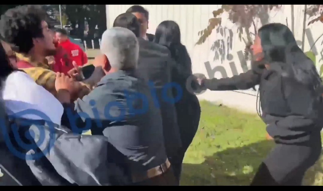 <a href="/UAustraldeChile/">Universidad Austral de Chile</a> La del poleron negro también está involucrada y la que iba grabando el vídeo está insitando al resto en sacarle la chucha a la ministra