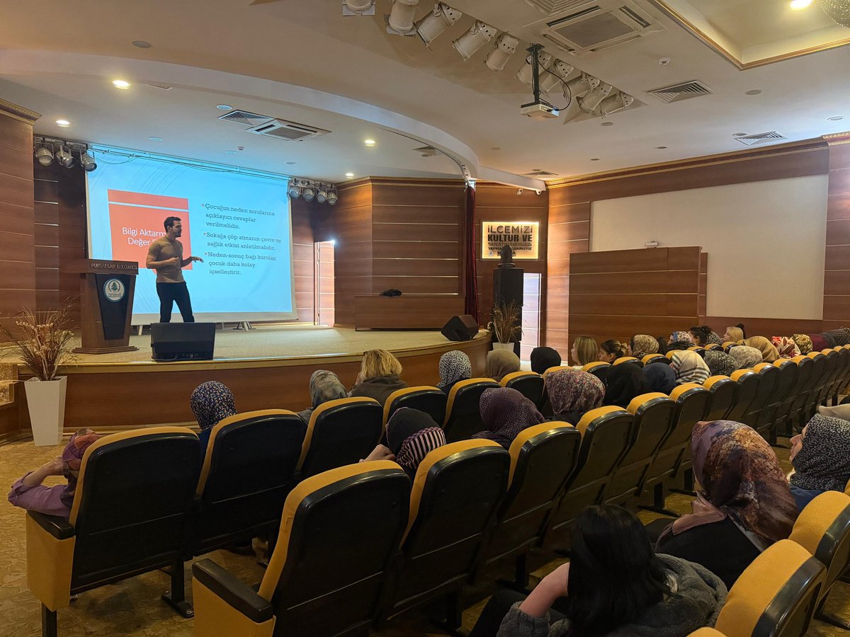 KarapAyse's tweet photo. Pursaklar Halk Eğitimi Merkezi Müdürlüğü tarafından düzenlenen kurslara katılım sağlayan kursiyerlerimize Pursaklar Sosyal Hizmet Merkezi Müdürlüğü  tarafından “Değerlerin Edinilmesinde Ailenin Rolü” ve “Medya okuryazarlığı” konularında eğitim semineri düzenlendi. https://t.co/l5jEj3KZWO