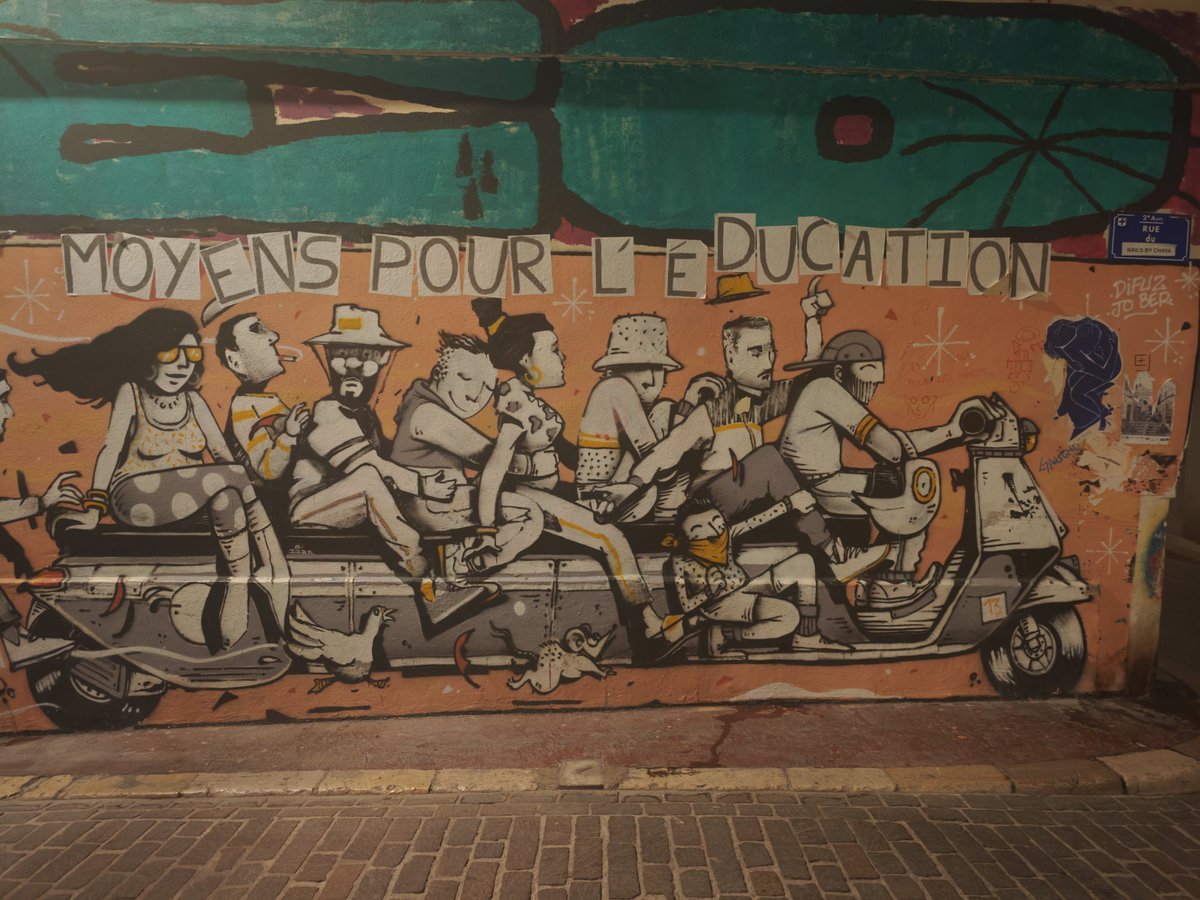 À Marseille, les murs parlent avant les hommes.
Chaque graffiti est un cri, une revendication, une trace laissée dans le béton.
Ici, le street art ne décore pas la ville… il la raconte.

#Marseille #Graffiti #StreetArt #ArtDeRue #CultureUrbaine #Expression #SudDeFrance