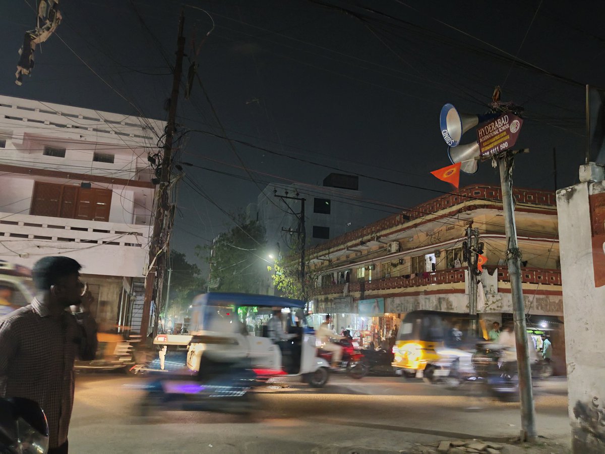 muzammi54489474's tweet image. Need a new halogen street light at the junction in Asif Nagar near chandra wines. The area is very dark and unsafe at night.

Kindly take action. @GHMCOnline @CommissionrGHMC
#AsifNagar #Hyderabad #StreetLight #PublicSafety