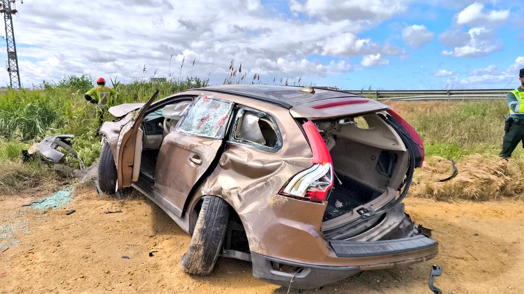 SPEISdeAljarafe's tweet photo. 11:08, la dotación del parque de #MairenaDelAljarafe es activada por #accidente de #Trafico en la A-8053, pk5, #IslaMayor.
Turismo que sale de la vía dando varias vueltas y aterrizaje sobrepasando un arroyo.
Una única ocupante con atrapamiento físico 2.
#Bomberos #Aljarafe https://t.co/FAiNb9K7T5