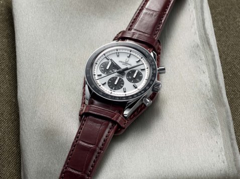 TheSlowTick's tweet image. Universal Genève is back! 
📸: @baldassarreted 
#UniversalGenève #luxury #collection #swiss #menswear #photography #watches #watchmaking