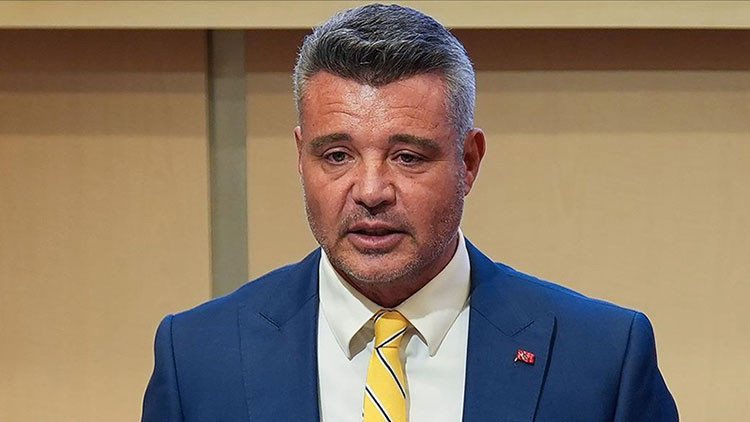 Bunların sebebi topçular veya hoca değil. Tek sorumlusu sensin. Beceriksizliğinle son 5 senenin en kolay şampiyonluğunu altın tepsiyle galatasaraya sundun