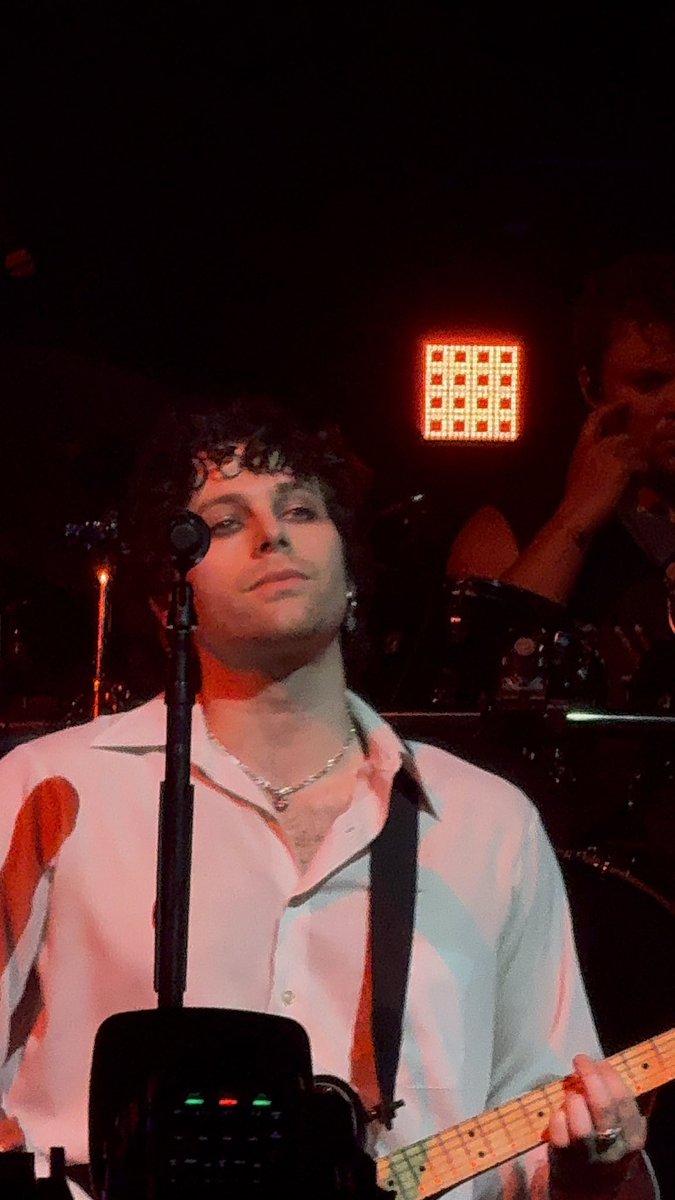 5SOST0URUPDATES's tweet image. Luke with some of his chest out tonight via @lukehemmilf!

#ParisIsAStar #EASParis #EASTour