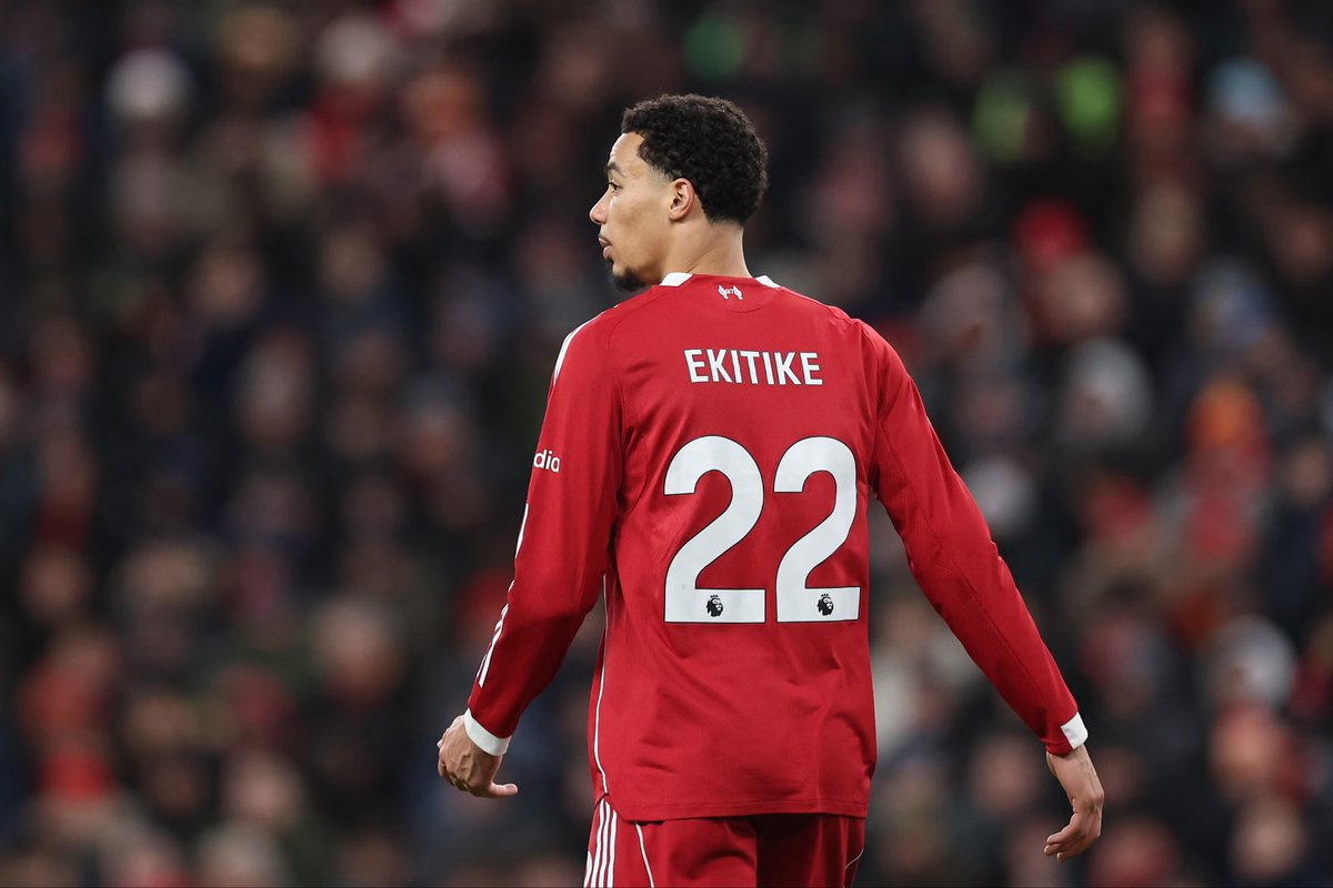 MGN_75's tweet photo. La meilleure action de Ekitiké contre le PSG c’est qu’on peut lire son nom et son numéro dans les 2 sens #PSGLFC https://t.co/uoFroVn19X
