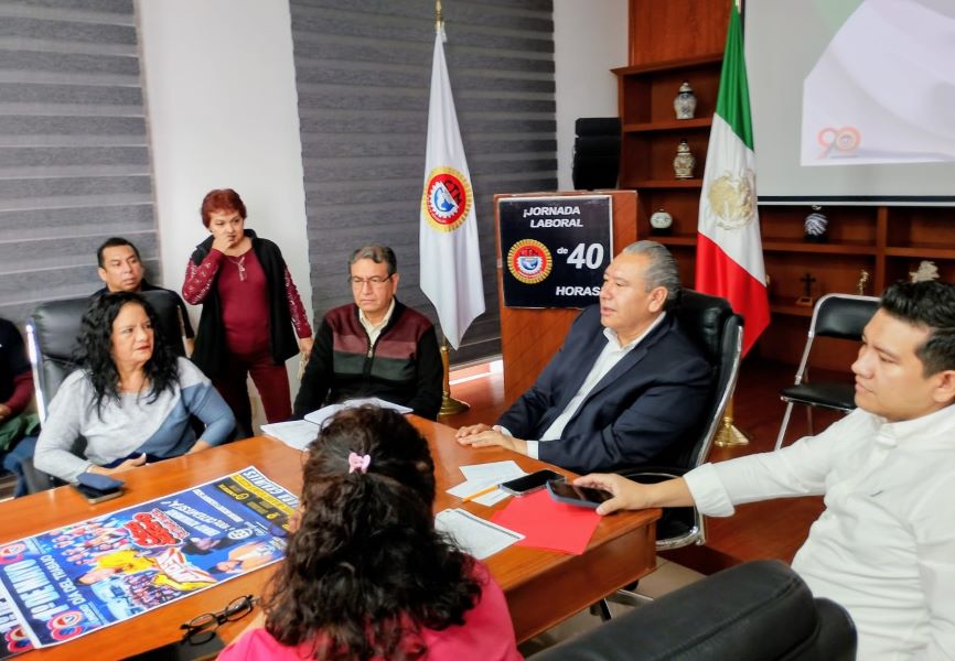 urbeconomica's tweet photo. Desfile del #Día Internacional Del Trabajo #1DeMayo. Va la @CTMPuebla por reducción del #ISR a los tiempos extras y la inclusión en Ley Federal del Trabajo y contratos colectivos de trabajo de la jornada de 40 horas con pago de 56. https://t.co/akKyGQmKnQ https://t.co/ph3eLd3zHS