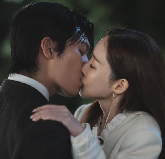 lala_raine's tweet photo. So, which of the four do you think is the suction kiss? 🧐

Thanks to the PDnim for zooming out each time they kiss, I totally have no clue. 🙄😂

#SirensKiss #ParkMinYoung #WiHaJoon https://t.co/fYboPgoEP4