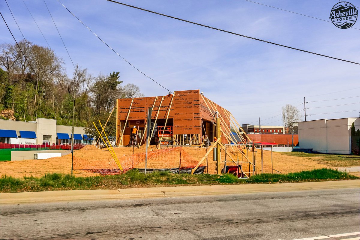GSocialMedia's tweet image. It’s happening… Wendy’s is coming BACK to Biltmore Village 👀🍔

About 18 months after the storm, we’re finally seeing movement again—and honestly, it’s good to see. They’re building it back up, just perched a little higher this time.

Another corner of Asheville getting cleaned