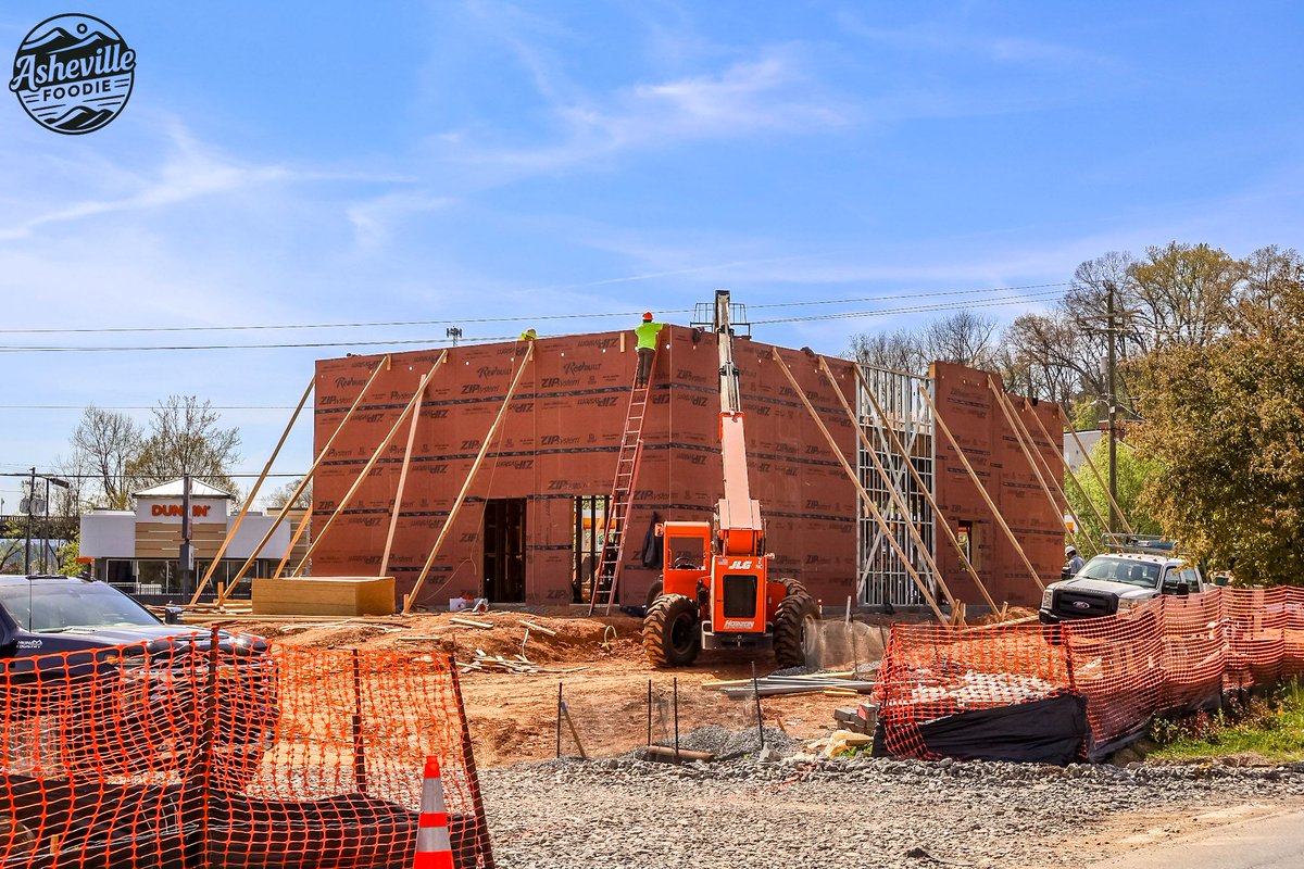 GSocialMedia's tweet image. It’s happening… Wendy’s is coming BACK to Biltmore Village 👀🍔

About 18 months after the storm, we’re finally seeing movement again—and honestly, it’s good to see. They’re building it back up, just perched a little higher this time.

Another corner of Asheville getting cleaned