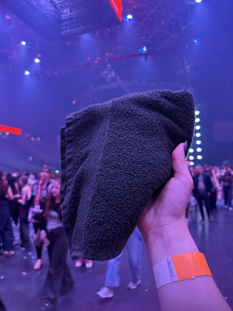 TWENTYONEPlLVTS's tweet image. j’ai attrapé la serviette d’Ashton c’est quoi le protocole est ce que je la lave ??? #5sosparis