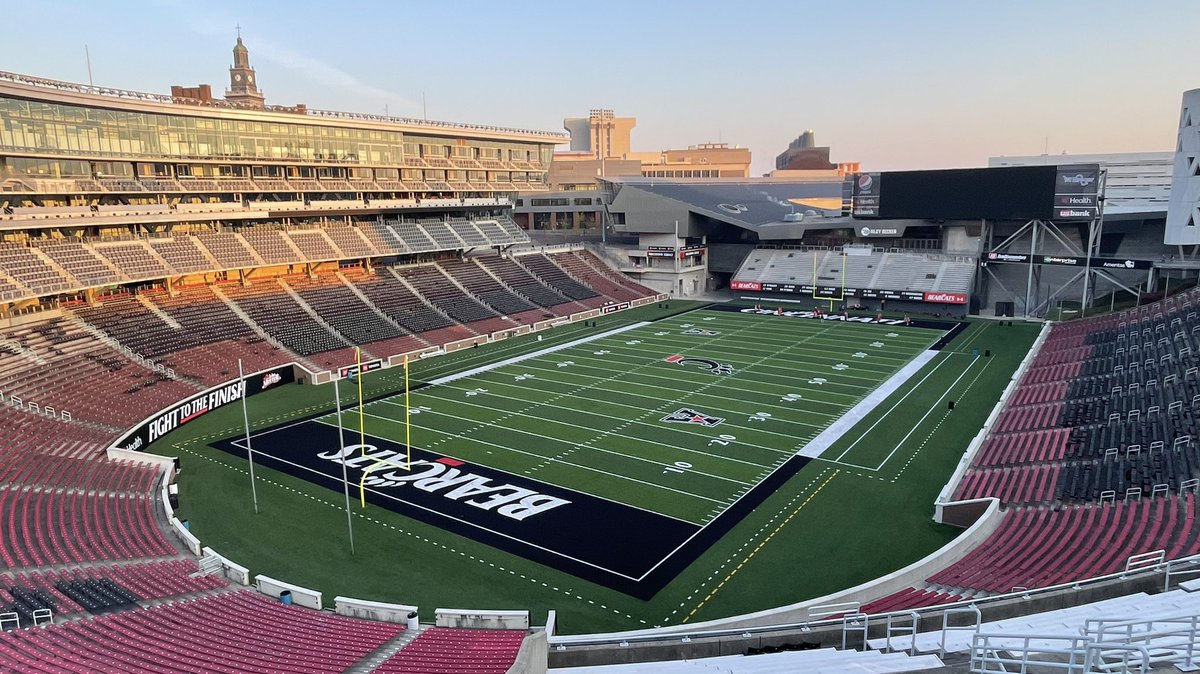 CFBHome's tweet photo. Stadium of the Night 🌚

🏟️ James Gamble Nippert Memorial Stadium
✅ Capacity: 40,000
📍 Cincinnati, Ohio

5th oldest college football stadium

Home of @GoBearcatsFB

Last two photos by @CFBcampustour https://t.co/zCgbYrliIX