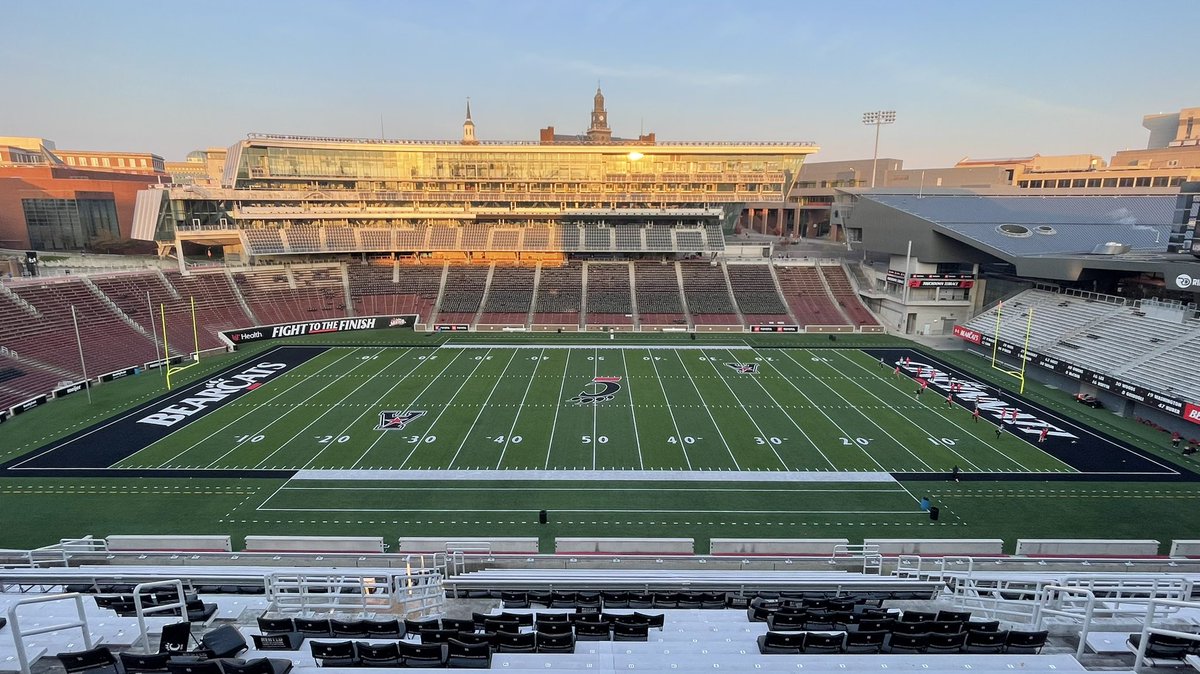 Stadium of the Night 🌚

🏟️ James Gamble Nippert Memorial Stadium
✅ Capacity: 40,000
📍 Cincinnati, Ohio

5th oldest college football stadium

Home of <a href="/GoBearcatsFB/">Cincinnati Football</a>

Last two photos by @CFBcampustour