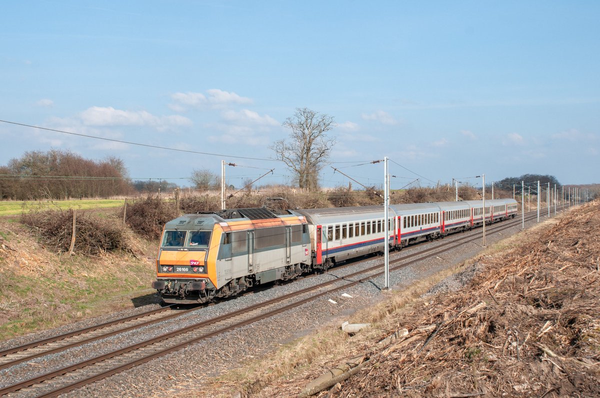 trainsenvoyage's tweet photo. 🇫🇷 Passage près de Loudrefing, de l'EC 90 "Vauban" Basel SNCF - Bruxelles-Midi, tracté par la BB 26166 strabourgeoise (26 mars 2016).
#bb26000 https://t.co/tJB2fdBcEG