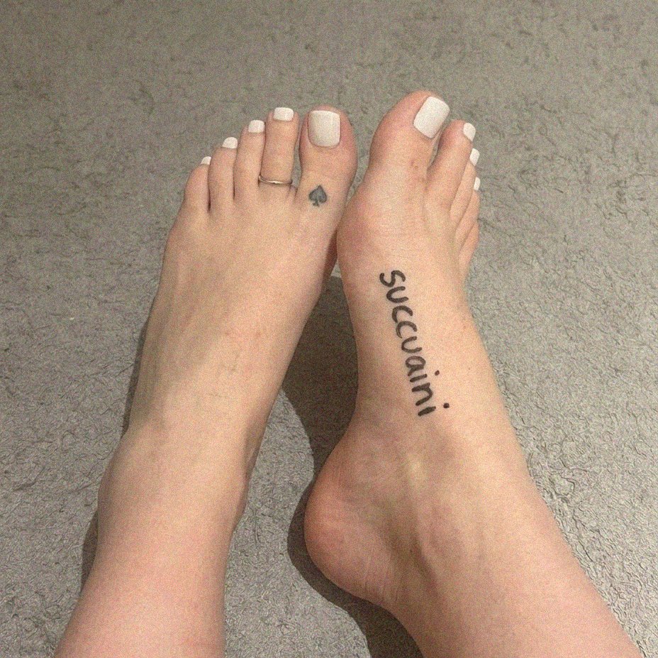 SuccuAini's tweet photo. White toes for a change? 🤍
The 𝙘𝙤𝙣𝙩𝙧𝙖𝙨𝙩 is nice! ♠️

...No worries about whatever's painted on my toe, you 𝙨𝙞𝙡𝙡𝙮. https://t.co/xaWFJiyXuP