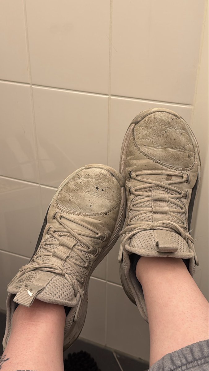 VikkieFeet's tweet image. For Sale! Old stinky shoes 😈👟 #old #stinky #shoe #sell #forsale