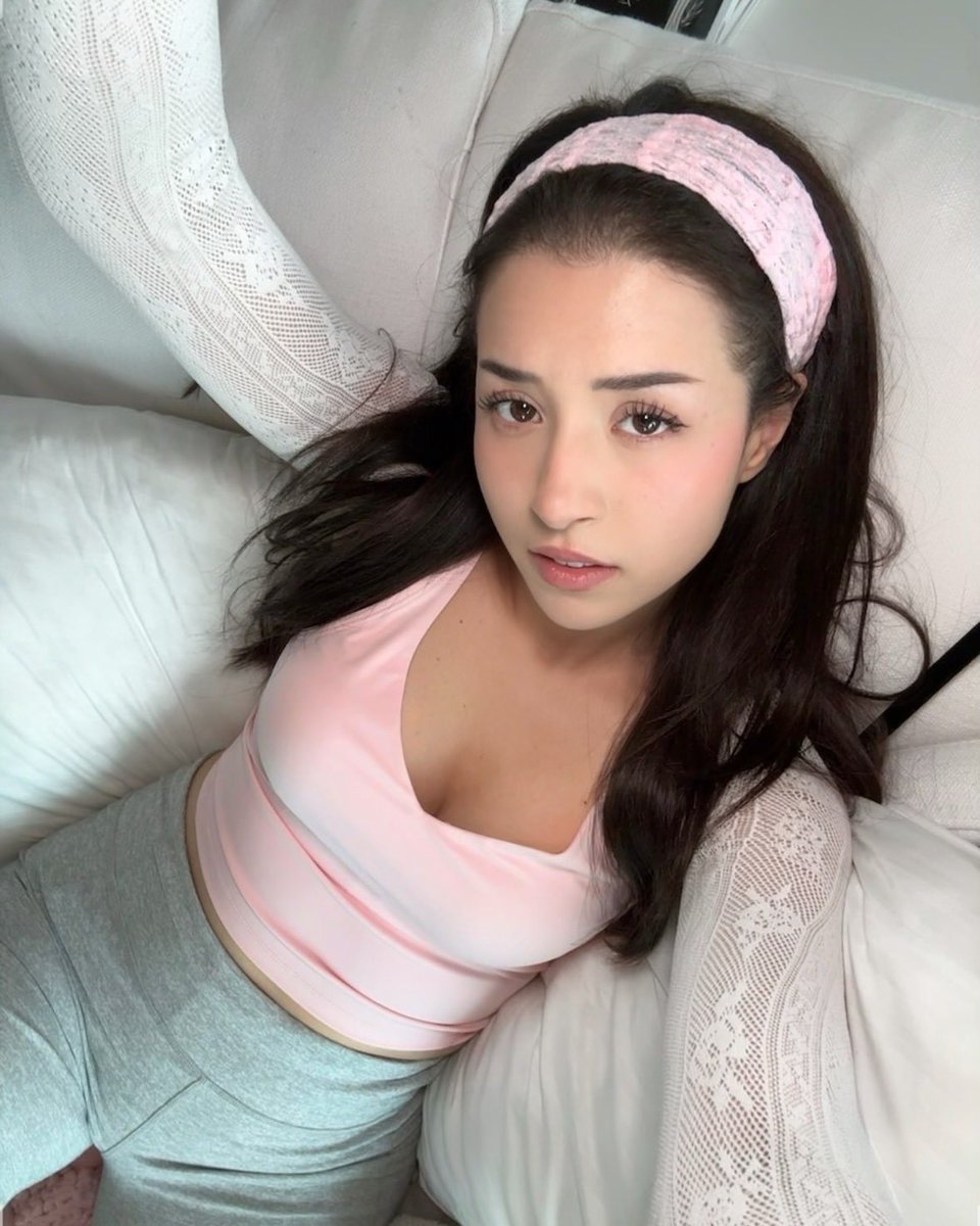 pokisimps_'s tweet photo. She is so fine https://t.co/bHvITgSKei