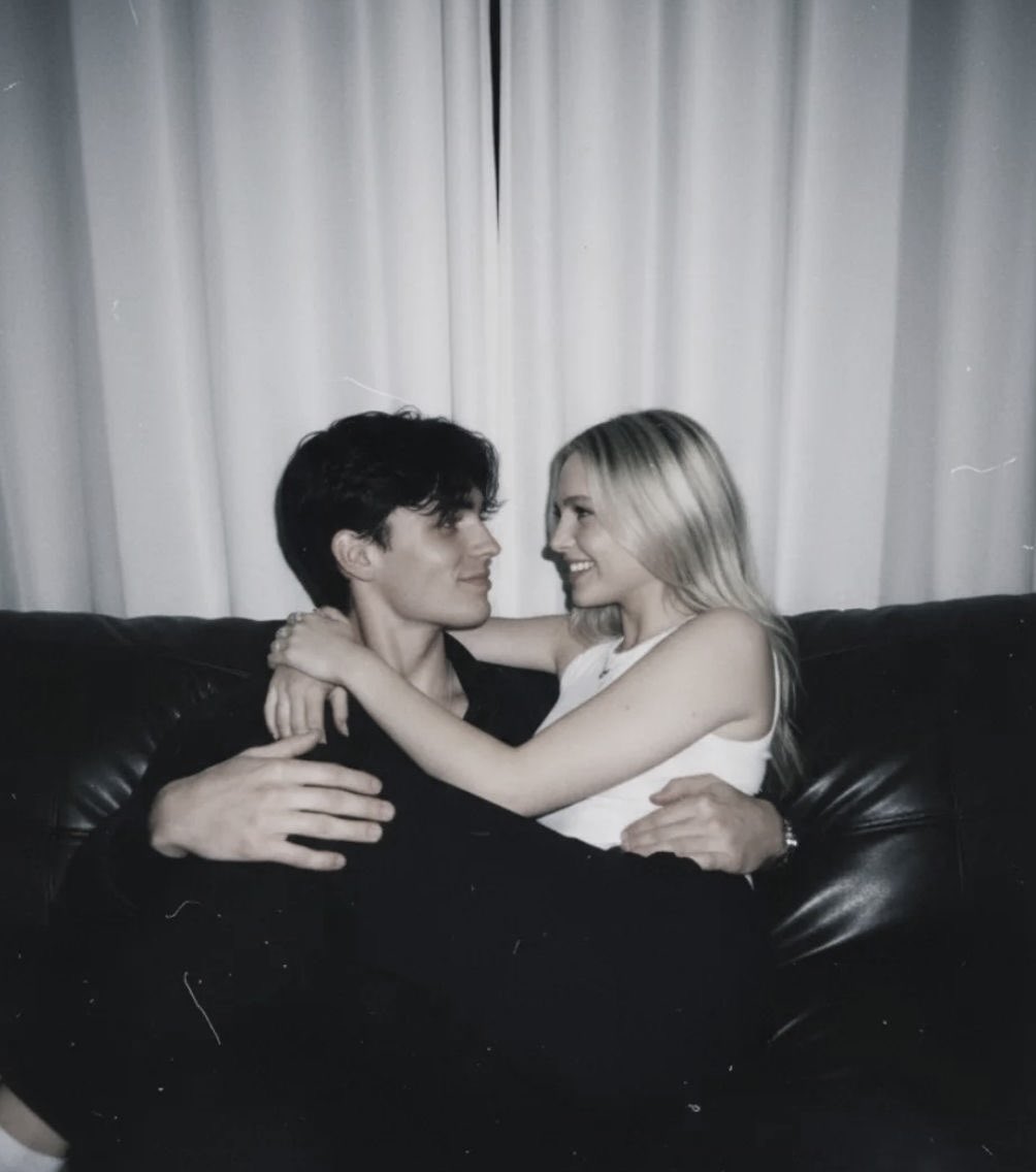 „Tutaj na razie czuję się bezpiecznie.
𝒁 𝒏𝒊𝒎.”

𝟏𝟒 𝒅𝒏𝒊 𝒅𝒐 𝒑𝒓𝒆𝒎𝒊𝒆𝒓𝒚 💙 #keepmecloseap