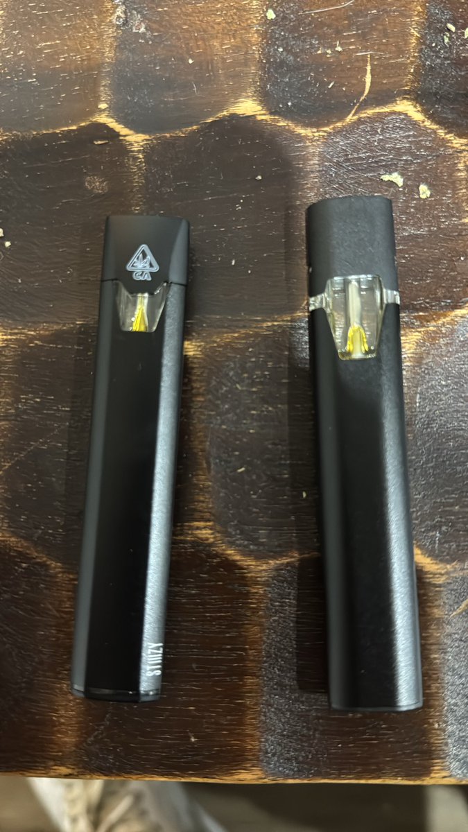 Donald23Reyes's tweet image. Why is @stiiizy lying and saying the one on the left is a full gram disposable when obviously it’s not the same amount just because the one on the right is an insertable pod doesn’t mean the quantity should be shorted  #Liars #Frauds #Thieves