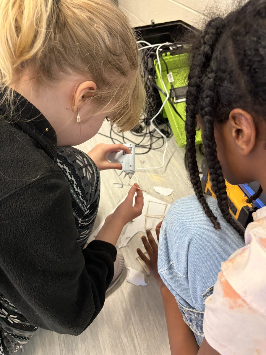 MrTsClassroom's tweet image. Today we began our bridge building challenge by studying materials used to build sturdy/safe structures. We experimented using toothpicks and glue, finding the shapes that can bear the most weight/compression. Triangular and square based pyramids for the win! @TVDSB_STEM #tvdsb