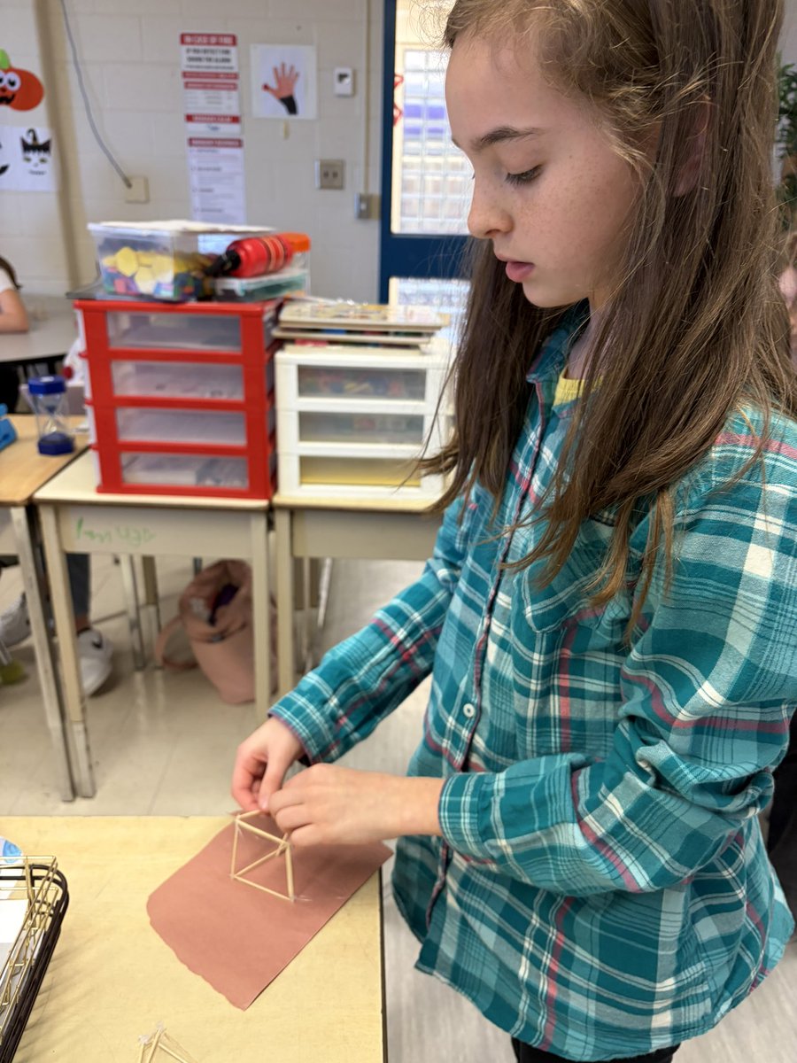 MrTsClassroom's tweet image. Today we began our bridge building challenge by studying materials used to build sturdy/safe structures. We experimented using toothpicks and glue, finding the shapes that can bear the most weight/compression. Triangular and square based pyramids for the win! @TVDSB_STEM #tvdsb