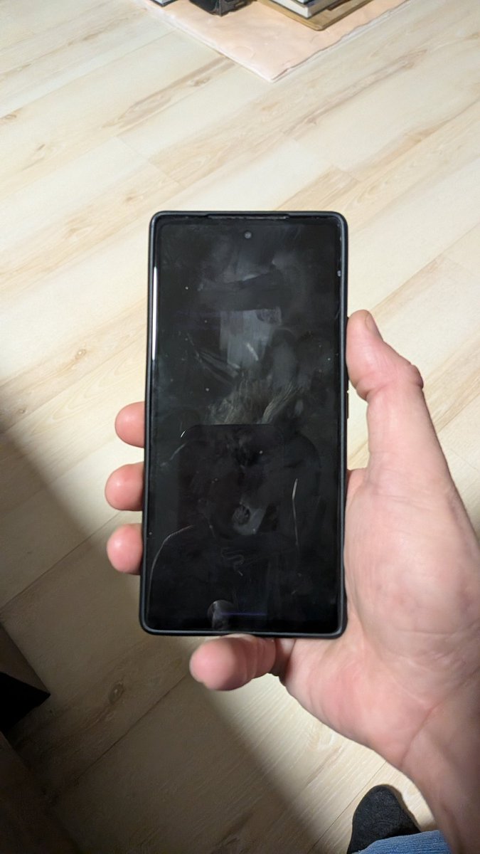 Лосось в кустах черники tweet media