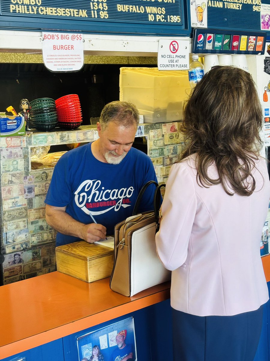 CWAnnOBrien's tweet photo. I finally met the man behind a pivotal scene in the Phoenix based mystery novel Off the Air! @WindyCitySlider Owner Bob Pappanduros is as friendly in-person as he is in the book. Thank you for the delicious dog and crispy fries! https://t.co/zW1r649xqo