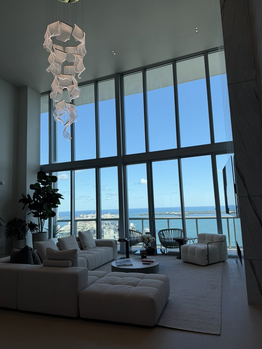 Kevin_Rutois's tweet image. Unique Property Loading 👀

2 Story Penthouse
Unobstructed water views 
Fully Renovated 
20+ foot ceiling heights

Off Market for $3,750,000.. Thoughts?! 

#miami #realestate #penthouse