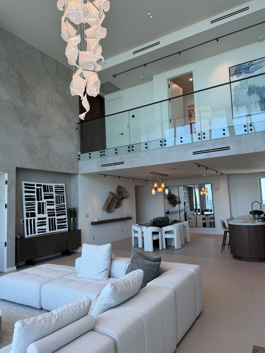 Kevin_Rutois's tweet image. Unique Property Loading 👀

2 Story Penthouse
Unobstructed water views 
Fully Renovated 
20+ foot ceiling heights

Off Market for $3,750,000.. Thoughts?! 

#miami #realestate #penthouse