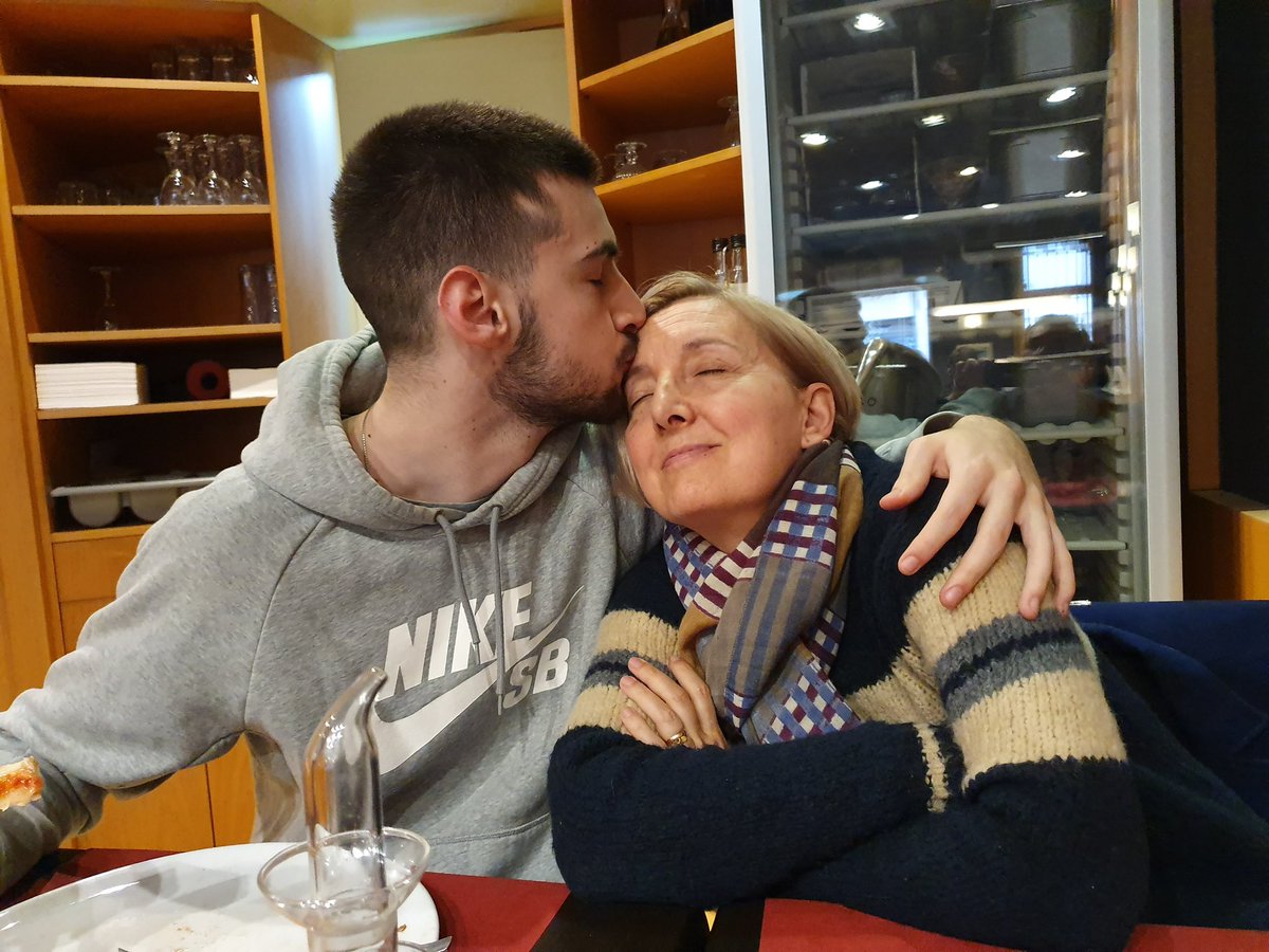 rosanesfiguerol's tweet photo. NO RECORDO aquest moment per més que m’esforço. Reconec el lloc. I a tu. I a mi. M’abraces. Em beses. I se’m veu taaan feliç… Puc veure com en soc, de feliç. També et veig a tu. Et miro. No puc deixar de mirar-te. Dus en una mà un tall de pizza, i vesteixes la teva inconfusible dessuadora. Se’t veu la clapeta on mai et va sortir cabell, pobra Berta petiteta, que la vaig renyar ben fort per haver-te’n tallat un floc que mai no vas tenir…I llavors he recordat la taqueta de la mà i la taqueta del genoll que van anar creixent amb tu, sort que no les té a la carona, vaig pensar quan les vaig veure per primera vegada. I també he recordat quan la Berta se’n reia i et repetia que estaves mal fet, que a ella l’havia feta millor. I tu reies, tant que et costa enfadar-te. Igualet a la mama. Primet com la mama. Xerraire com la mama. Enamoradís com la mama. Però molt més alt, més guapo, més llest, més dolç. Molt més de tot. 
Per més que m’esforço, no puc recordar aquest moment, ni tants d’altres. I els necessito tots, fill meu. 
#JosepBoan #Reforma142CP #JustíciaBoan #LleiBoan #LeyBoan #nofueunaccidente