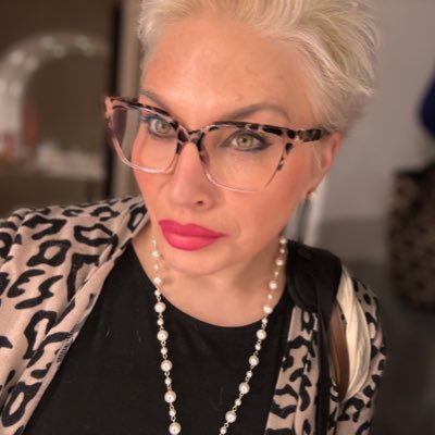 Postmodern Bombshell 💄👄 tweet media
