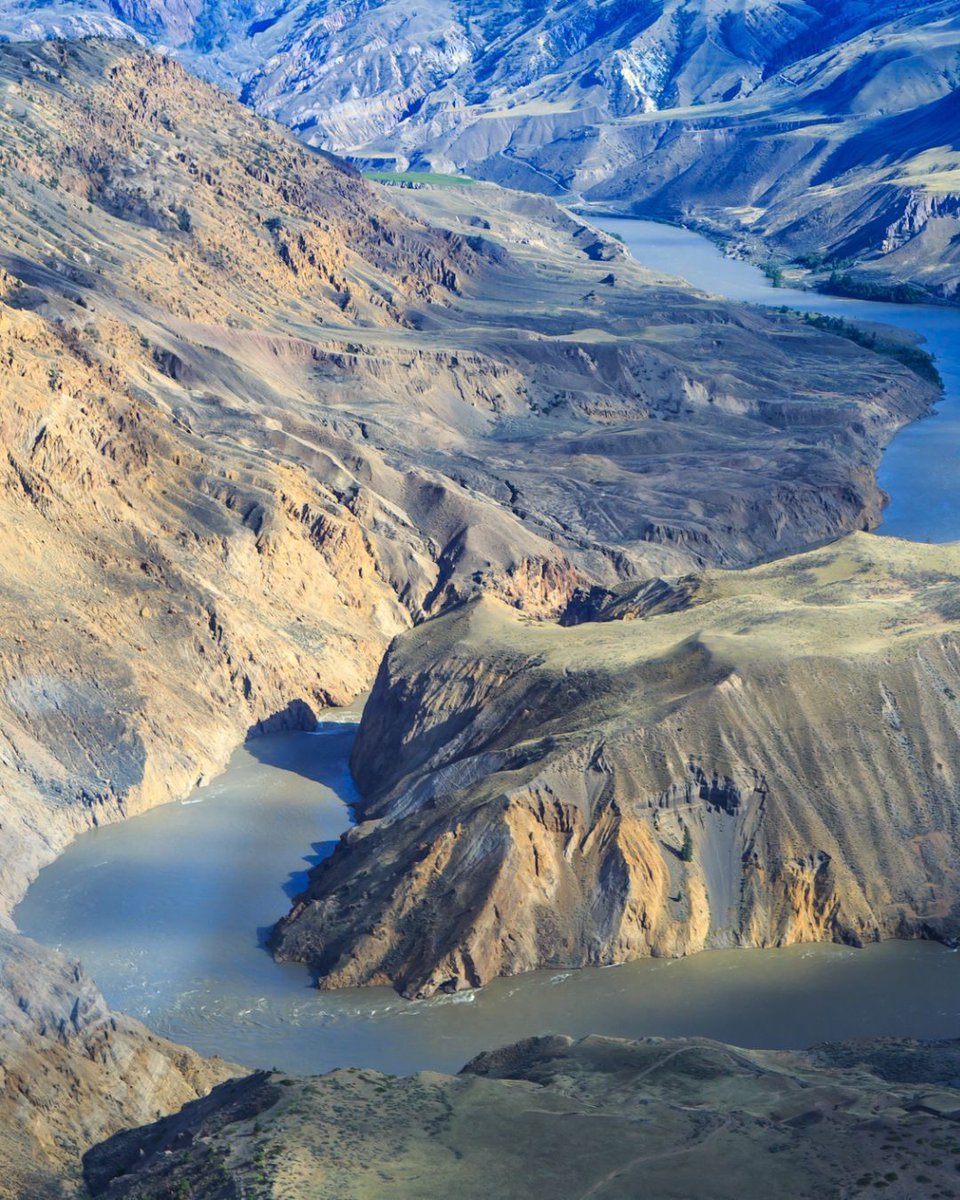 thefrdc's tweet image. Views near Big Bar in the Middle Fraser, where the river cuts through steep canyon walls and powerful currents shape the land. 🌊 

#FraserRiver #ExploreBC #BCNature #CanyonViews