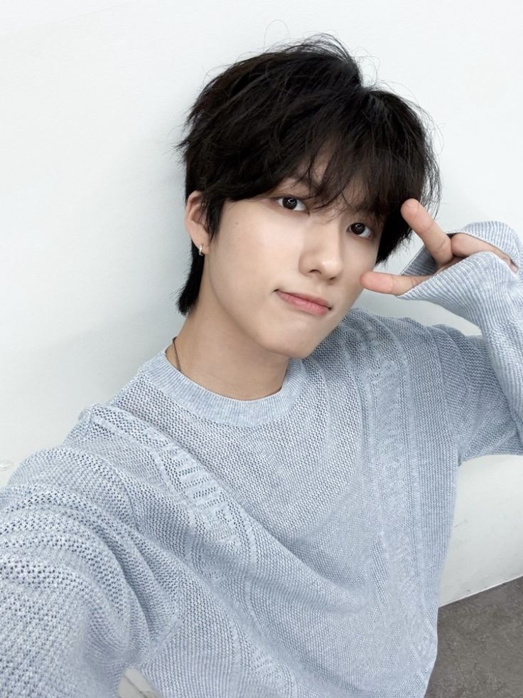 chk3_'s tweet photo. from now on when there is something social posted with hankook i will post it here, i had busy days.. but from now on i will post videos and photos of him &amp; maybe even edits or my daily crashouts about him🤭🥰.

@TRENDZ_OFFCL

#FROM_TRENDZ #TO_FRIENDZ #TRENDZ #트렌드지 #hankook https://t.co/YbSmzzDFNc