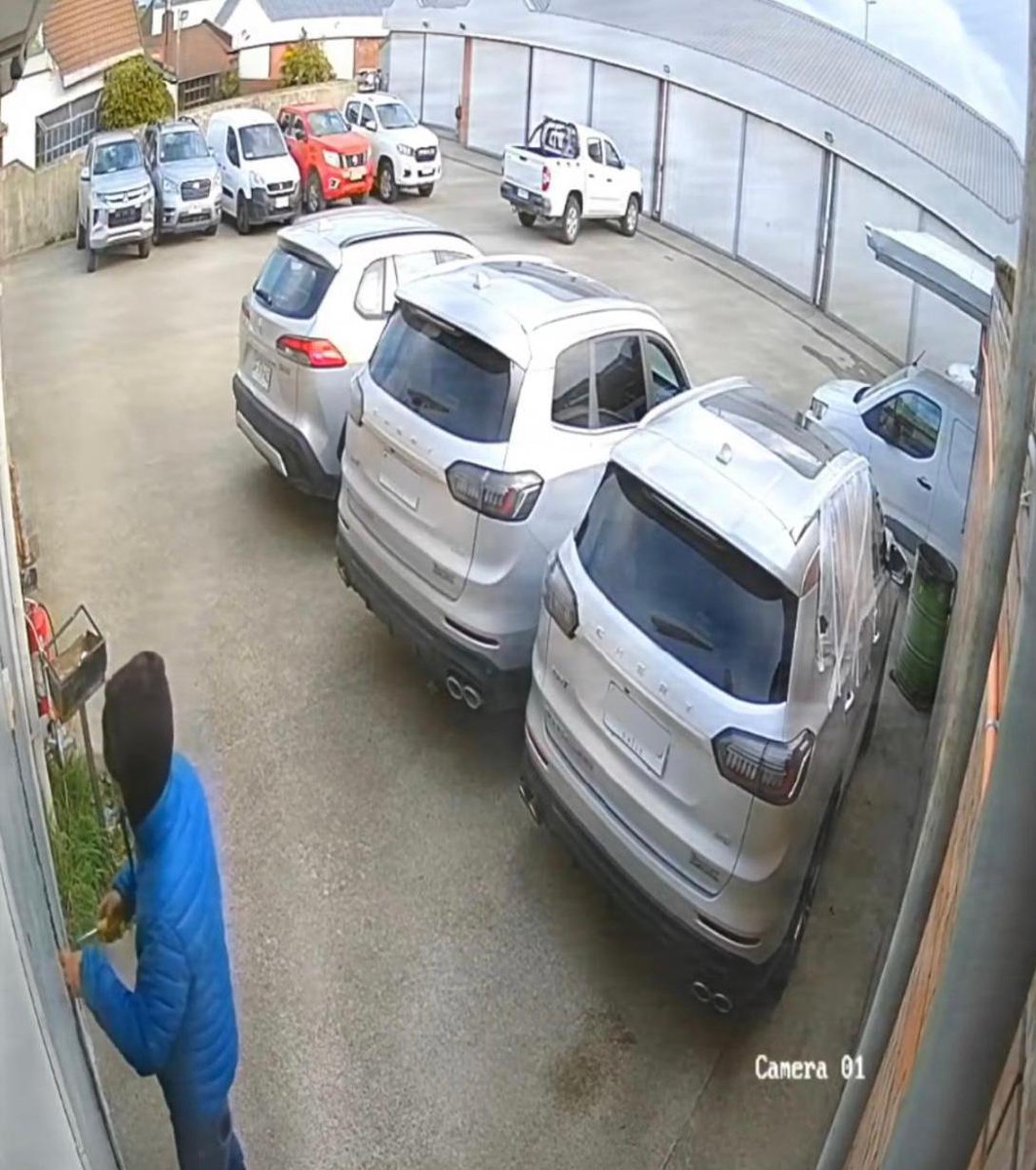 PDI_Magallanes's tweet photo. ⭕️ Detectives de la BIRO #PuntaArenas detuvieron a un sujeto prófugo que mantenía dos órdenes pendientes por el delito de robo en lugar no habitado. Debía cumplir condena por un robo registrado en un taller mecánico. https://t.co/JgtbOsbKMi