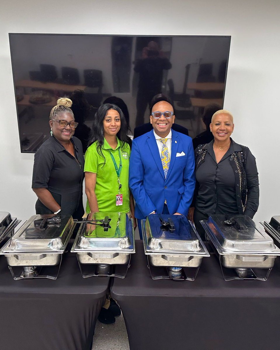 flyneworleans's tweet photo. THANK YOU! 👏 We'd like to extend our deepest gratitude to the community members who supported TSA staff including Bishop Ryan Warner with Abundant Life Tabernacle, Areas, Global Parking, Second Harvest Food Bank, Salvation Army and many more. Your generosity went a long way. https://t.co/v3n9lTUSK0