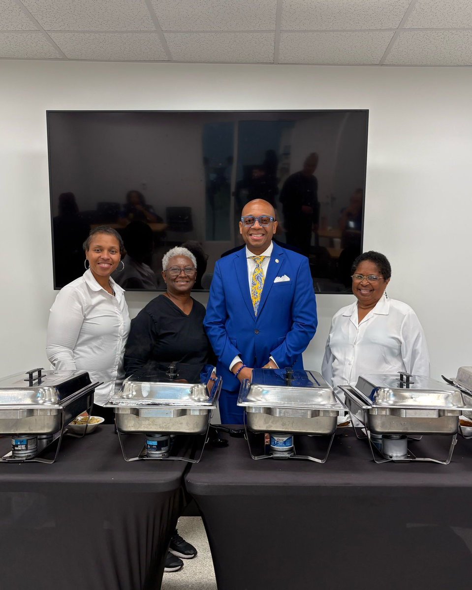 flyneworleans's tweet photo. THANK YOU! 👏 We'd like to extend our deepest gratitude to the community members who supported TSA staff including Bishop Ryan Warner with Abundant Life Tabernacle, Areas, Global Parking, Second Harvest Food Bank, Salvation Army and many more. Your generosity went a long way. https://t.co/v3n9lTUSK0