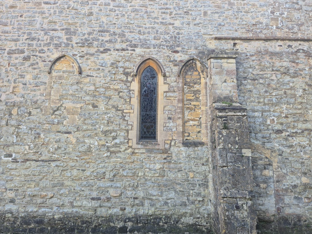TheHistoryMouse's tweet photo. Time for a rather extended #NerdyMouseAlert from #StJohnKeynsham #Somerset for #WallsOnWednesday: Look away now if you don't like minute technical detail #KeynshamChancel Part IV of IV: Blocked Early English pointed windows. The remaining window is a later Victorian insertion https://t.co/AneYEgDNsB