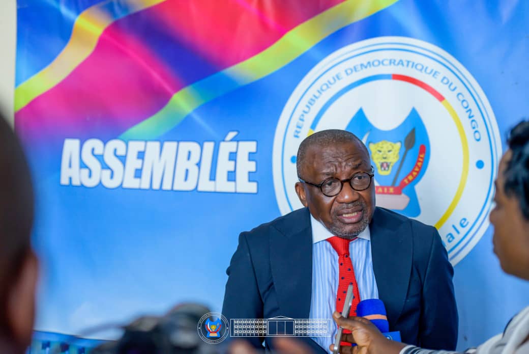 AssembleeNatRDC's tweet photo. Réforme de l’accès à l’information : Jacques Djoli auditionné à la commission mixte.

L’élu de Boendé, le professeur Jacques Djoli, a été auditionné ce mercredi par la commission mixte PAJ (Politique, administrative et juridique), socioculturelle et environnement de l’Assemblée nationale de la République démocratique du Congo, dans le cadre de l’examen de sa proposition de loi relative à l’accès à l’information et à la transparence de la vie publique.

Devant les députés membres de ces commissions, l’initiateur du texte a exposé les fondements et les objectifs de sa démarche législative, centrée sur le renforcement de la gouvernance démocratique à travers un meilleur accès des citoyens à l’information d’intérêt public.

Le professeur Jacques Djoli a notamment insisté sur la nécessité d’éviter toute confusion entre la dimension passive du droit à être informé, assurée par une presse libre organisée par l’Ordonnance-loi n° 23/009 du 13 mars 2023 fixant les modalités d’exercice de la liberté de la presse, et la dimension active, à savoir le droit d’accès à l’information, qui sera encadré par la proposition de loi en initiative. 

Il a précisé que ces deux mécanismes reposent sur une même base constitutionnelle, en l’occurrence l’article 24 de la Constitution, tout en relevant que chacun se rattache à un alinéa spécifique, consacrant ainsi leur distinction tout en affirmant leur complémentarité.
Dans cette optique, il a souligné que la garantie effective de ces deux dimensions constitue un pilier essentiel de la transparence, de la redevabilité publique et du contrôle citoyen.

La proposition de loi prévoit plusieurs innovations majeures, notamment l’obligation pour les agents publics de publier certaines informations, la mise en place de mécanismes de déclaration de patrimoine, ainsi que la création d’une autorité indépendante chargée de veiller à l’effectivité du droit d’accès à l’information.
Le texte aborde également la question de la protection des lanceurs d’alerte, considérée comme un levier important dans la lutte contre la corruption et les pratiques opaques au sein de l’administration publique.

Au cours des échanges, les députés ont soulevé diverses préoccupations liées à la mise en œuvre pratique de la loi, notamment en ce qui concerne les mécanismes d’accès à l’information, les garanties de protection des données sensibles, ainsi que les modalités de contrôle et de sanction en cas de non-respect des dispositions.

Pour l’initiateur, cette proposition de loi s’inscrit dans une dynamique internationale, alors que plus de 130 pays disposent déjà d’une législation en matière d’accès à l’information. Il a ainsi plaidé pour une adoption rapide du texte afin de combler le retard de la République démocratique du Congo et de renforcer la transparence dans la gestion des affaires publiques.

Les travaux se poursuivront au sein de la commission mixte en vue de l’élaboration du rapport à soumettre à la plénière.