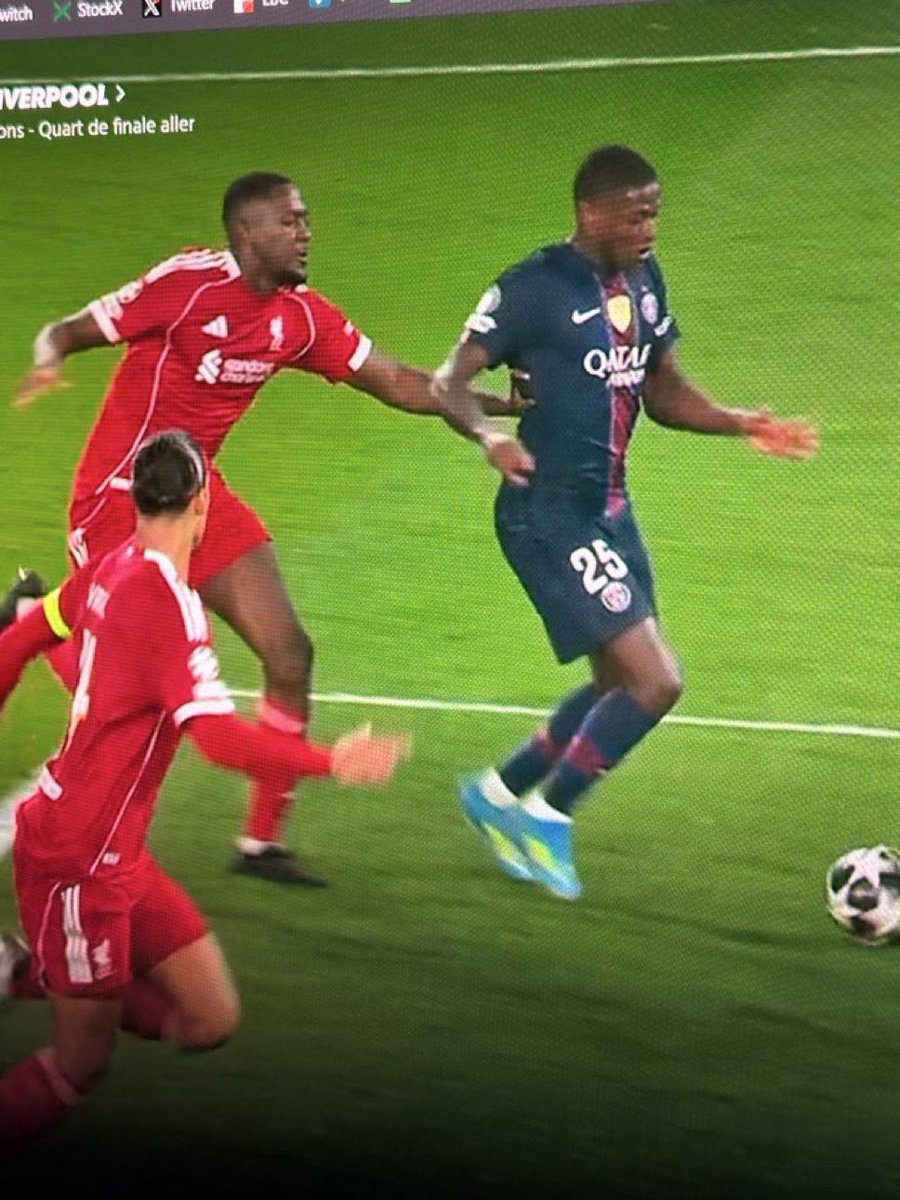 PSG_WorldNation's tweet photo. Konate ne joue absolument pas le ballon et pousse Nuno de manière volontaire … Pas péno dit l’arbitre 😭😂😂😂

#PSGLIV https://t.co/soD5NToqcU