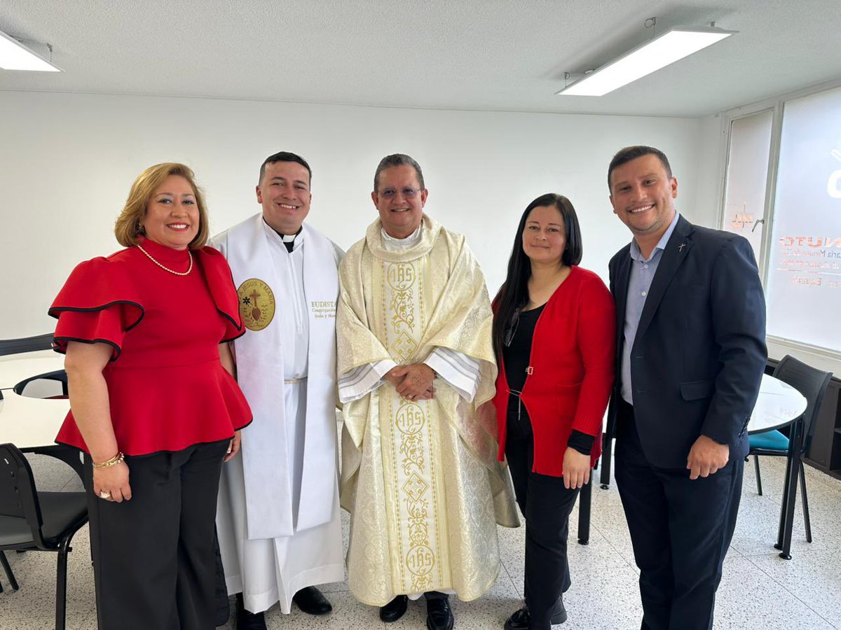 RectorUNIMINUTO's tweet photo. Inicio mi cuarto periodo como Rector General de @UNIMINUTOCOL con alegría y esperanza, visitando nuestro nuevo campus en Madrid. 💛 Creemos en una educación que escucha, transforma y construye país. Seguimos avanzando juntos, con sentido humano y compromiso social. 📚✨ https://t.co/YANAk0IWIk