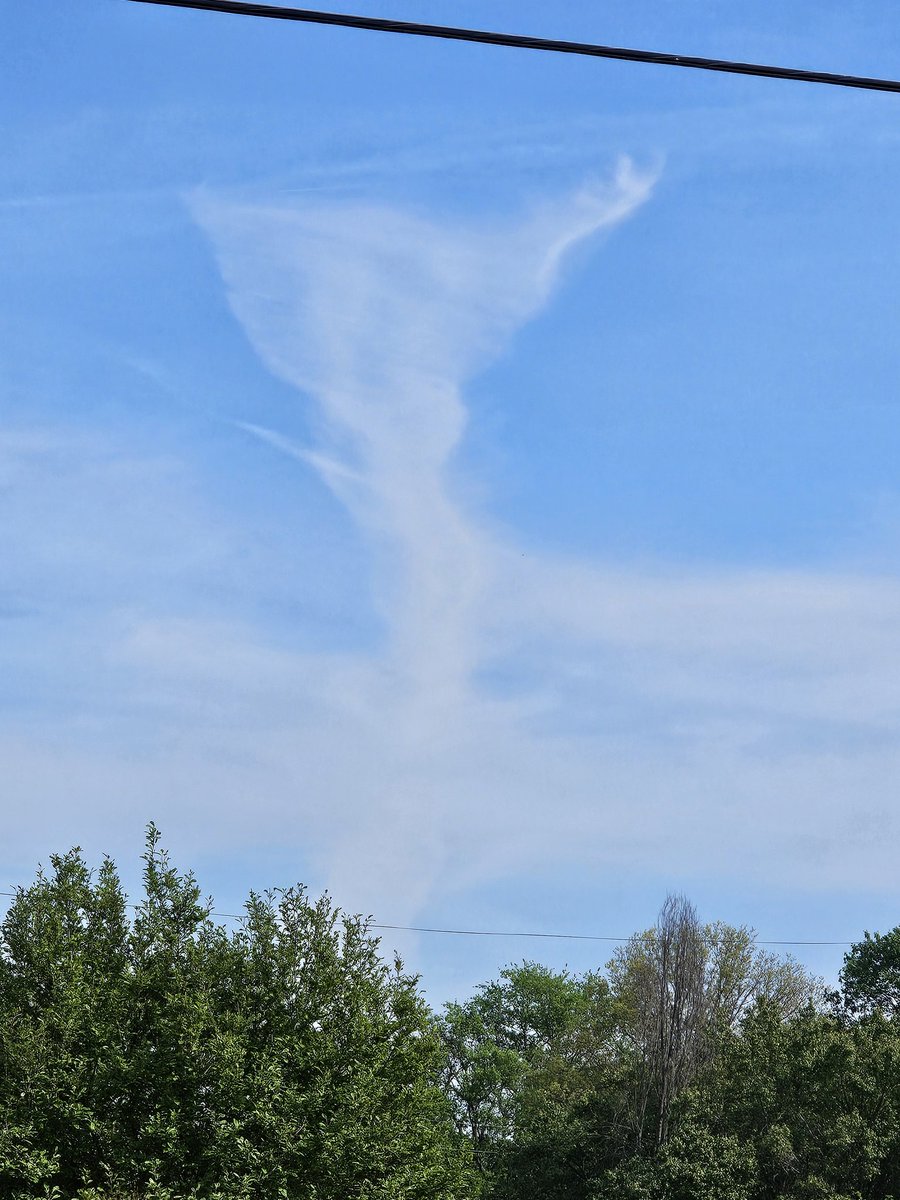AdamsonCarla's tweet photo. Interesting cloud @MboroSevereWx @RuthSevereWx @RuCoWeather https://t.co/UFXlocgWuG