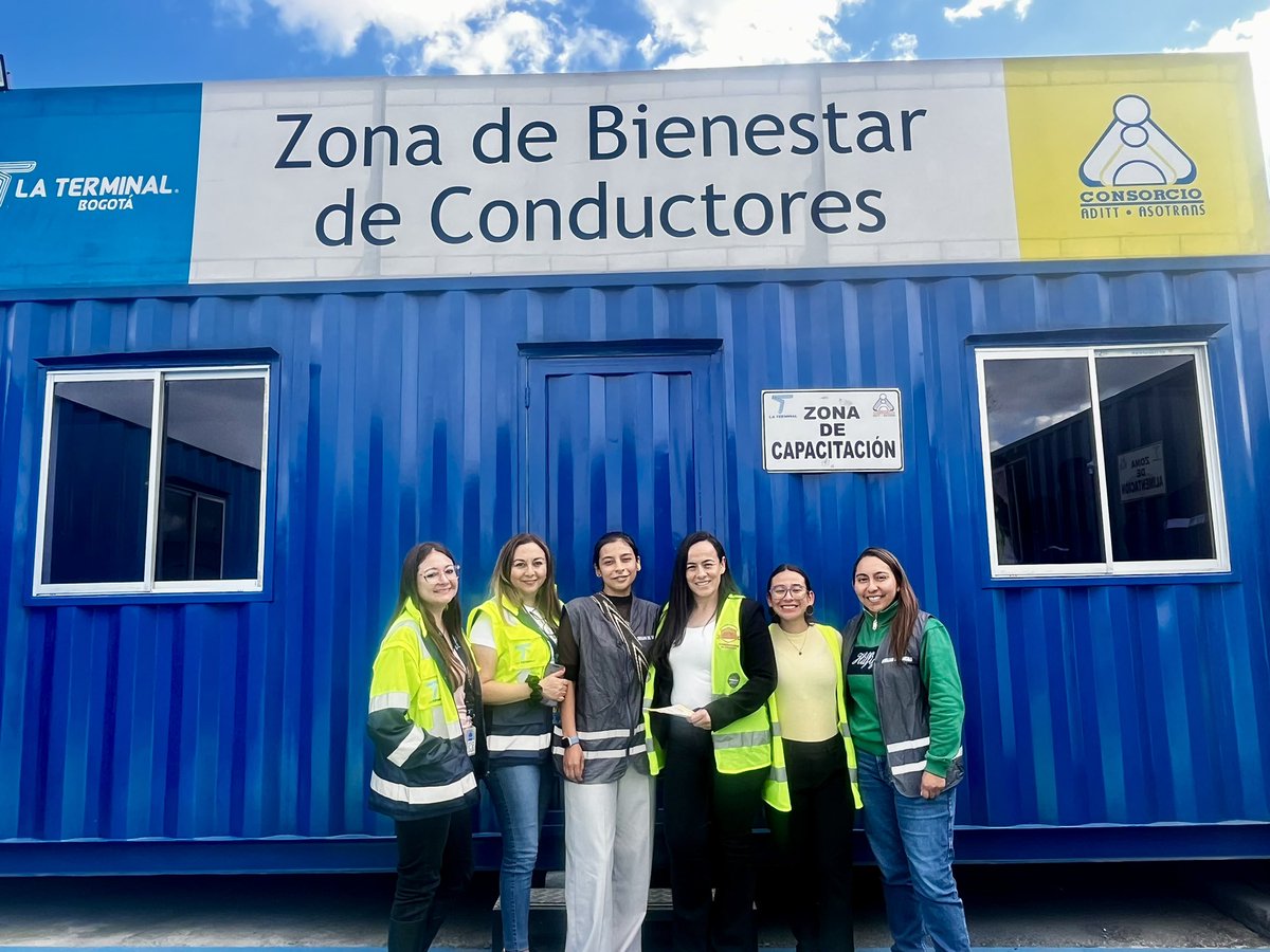 SectorMovilidad's tweet photo. Hoy estuvimos en la @TerminalBogota de El Salitre socializando el factor de excelencia operacional del gremio taxista. 🚖✨

Seguimos fortaleciendo un servicio más seguro, eficiente y de calidad para todos los usuarios. 👥✅

#SíVoyEnTaxi https://t.co/rNBlfVfOZr