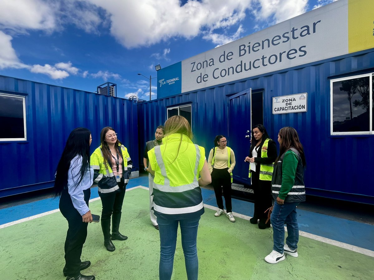 SectorMovilidad's tweet photo. Hoy estuvimos en la @TerminalBogota de El Salitre socializando el factor de excelencia operacional del gremio taxista. 🚖✨

Seguimos fortaleciendo un servicio más seguro, eficiente y de calidad para todos los usuarios. 👥✅

#SíVoyEnTaxi https://t.co/rNBlfVfOZr