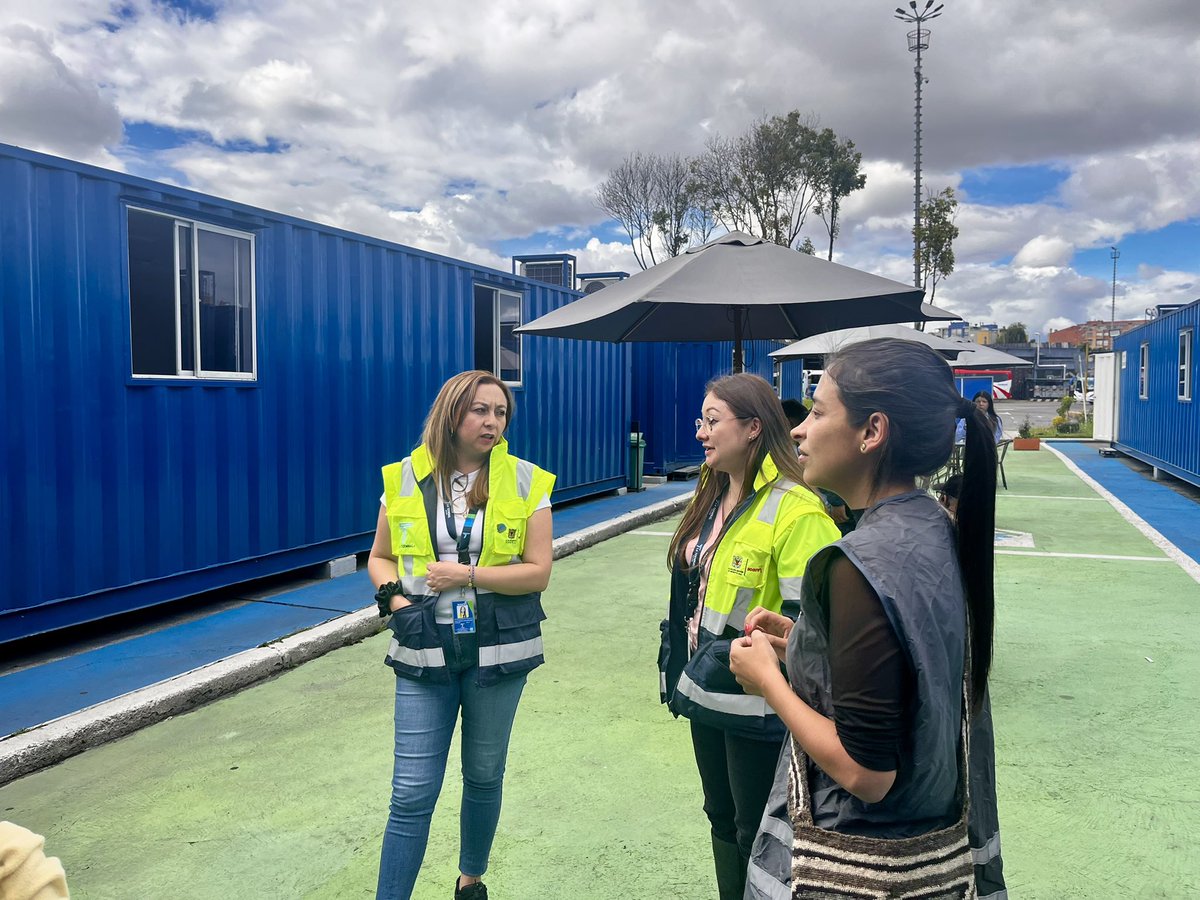 SectorMovilidad's tweet photo. Hoy estuvimos en la @TerminalBogota de El Salitre socializando el factor de excelencia operacional del gremio taxista. 🚖✨

Seguimos fortaleciendo un servicio más seguro, eficiente y de calidad para todos los usuarios. 👥✅

#SíVoyEnTaxi https://t.co/rNBlfVfOZr