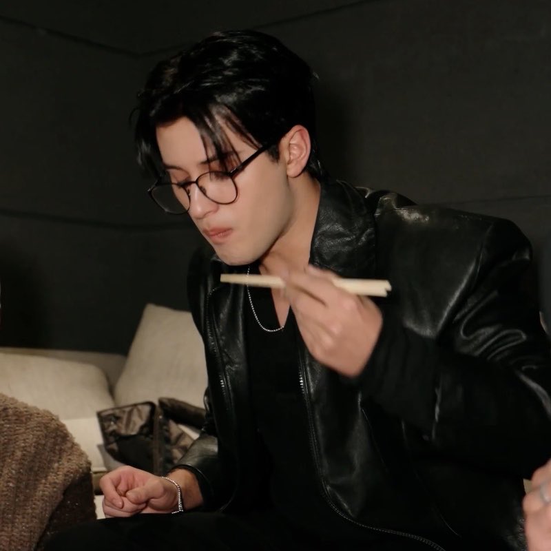 mai | dual tweet media