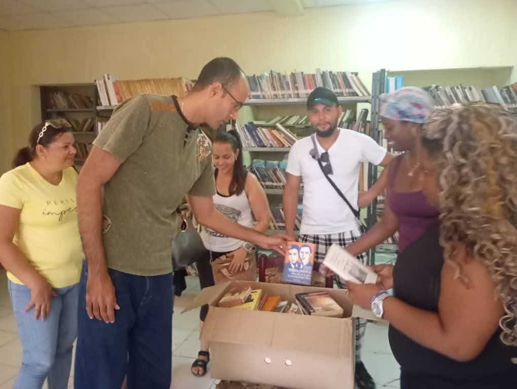 El Proyecto Acento entregó un donativo de libros a la Asociación Hermanos Saiz. 100 ejemplares, entre los cuales predominan los de temáticas afines al trabajo de la institución: música, literatura, teatro, artes visuales, artes plásticas, crítica e investigación